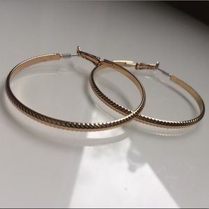 Brand New “Fishbone” Detail Gold Hoops